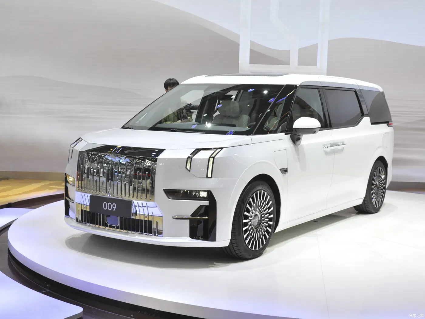 imgi_83_Geely-Zeeker-009-5-Door-6-Seats-Luxury-Electronic-MPV-EV-Car-2023-Version-Spot-Wholesale Geely Zeeker 009– Buy Direct from China | CAR IN CHINA® - Image 1